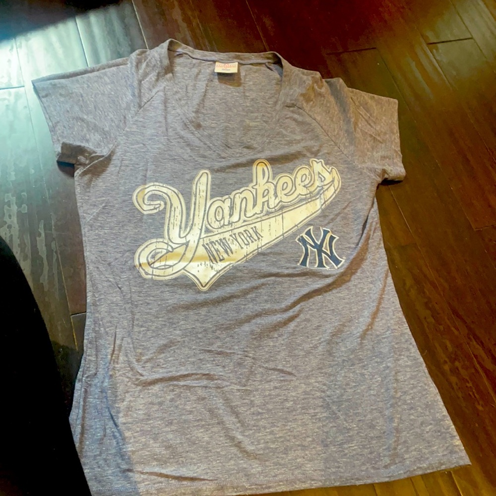 Yankee v-neck tee